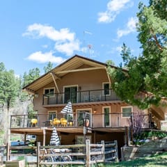 Juniper unit 7 Butte view-creek-big yard-hot tub-pet friendly 10 min DT Durango!