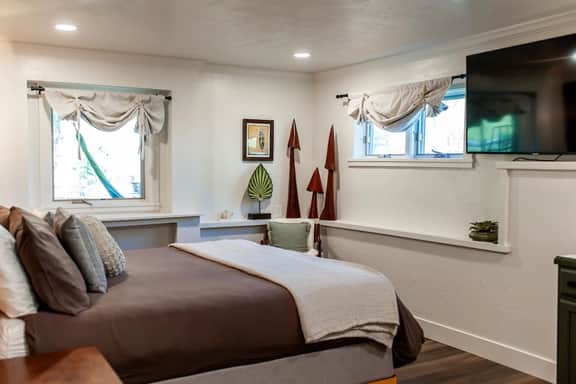 Ponderosa unit 6 Butte view-creek-big yard-hot tub-pet friendly 10 min DT Durango! - Image 3